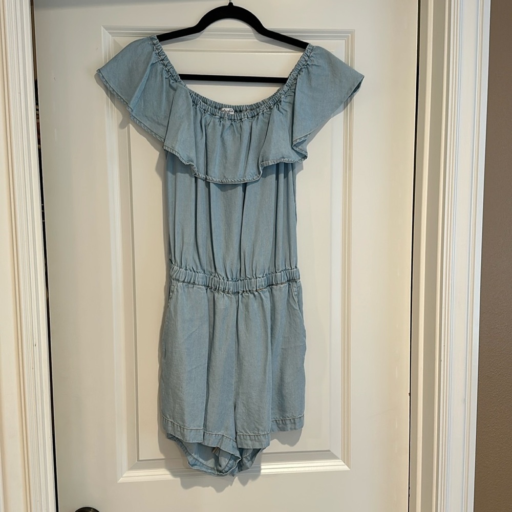 Splendid cutout back jean romper. Size medium. Excellent condition.